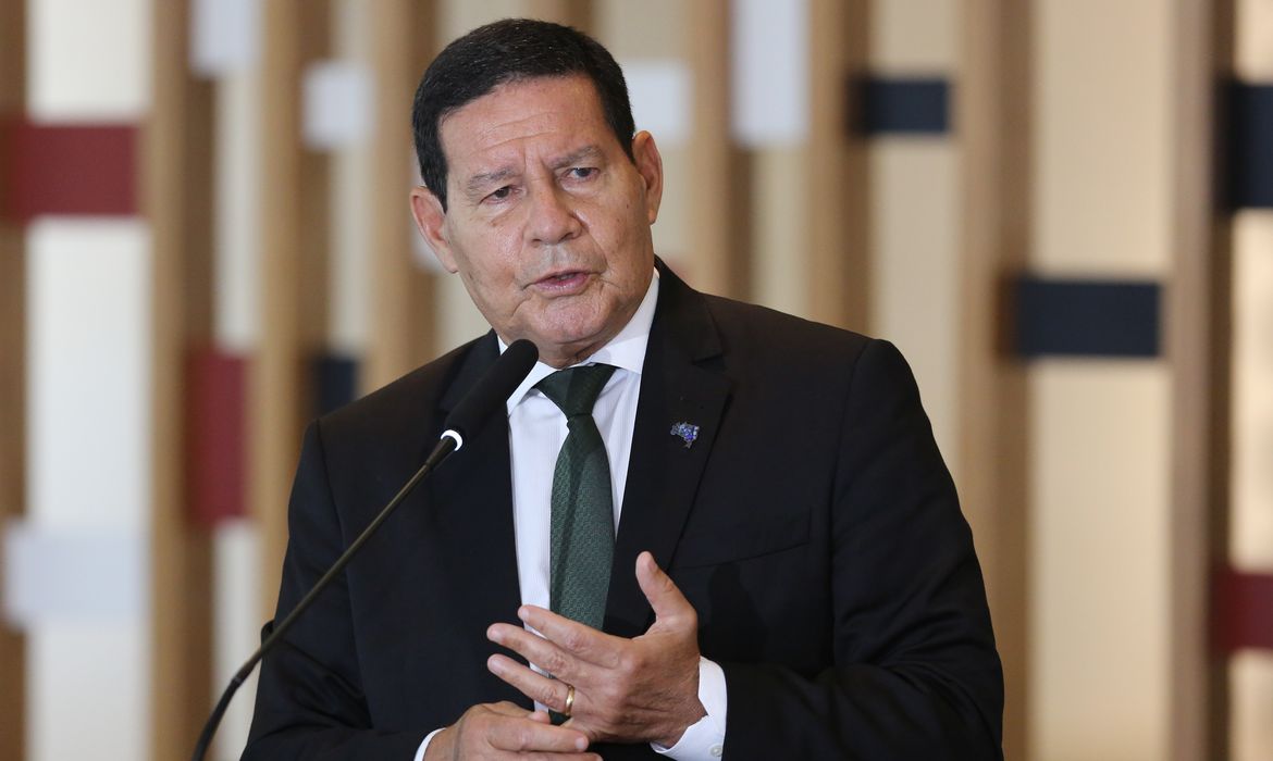 O vice-presidente da República e presidente do Conselho Nacional da Amazônia Legal, Hamilton Mourão, fala à imprensa, após a terceira reunião do colegiado, no Palácio Itamaraty em Brasília
