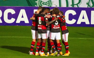 Flamengo vence a primeira no Brasileirão ao derrotar o Coritiba fora de casa