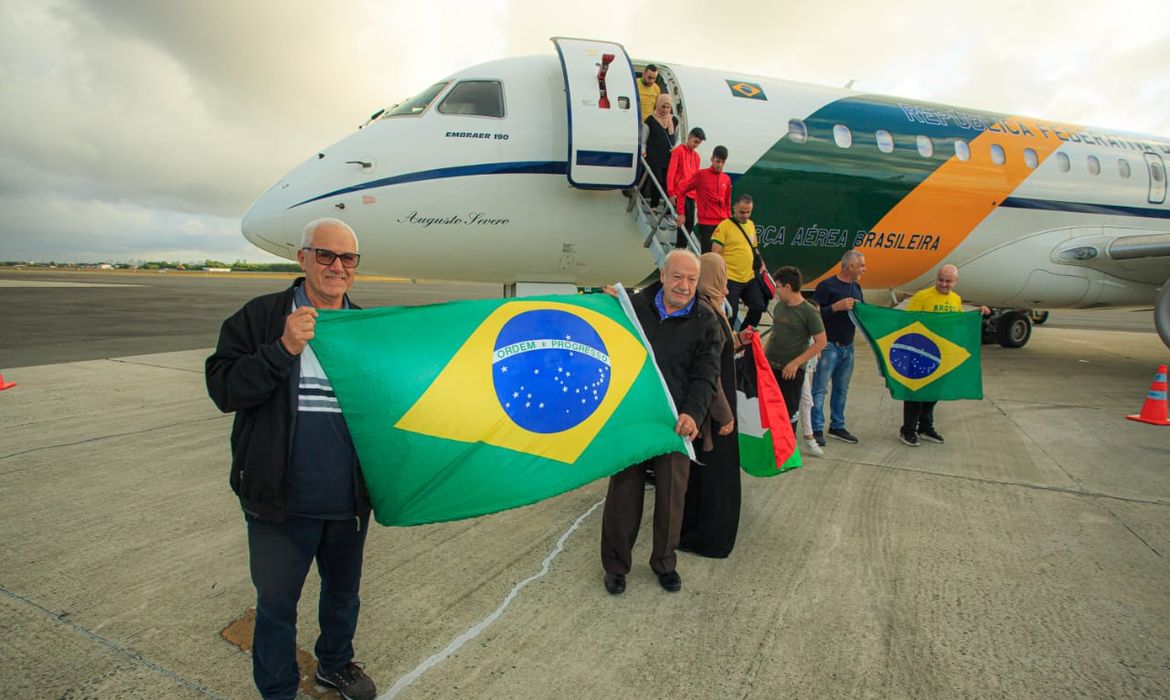 Brasileiros repatriados da Cisjordânia fizeram escala em Recife a caminho de Brasília
