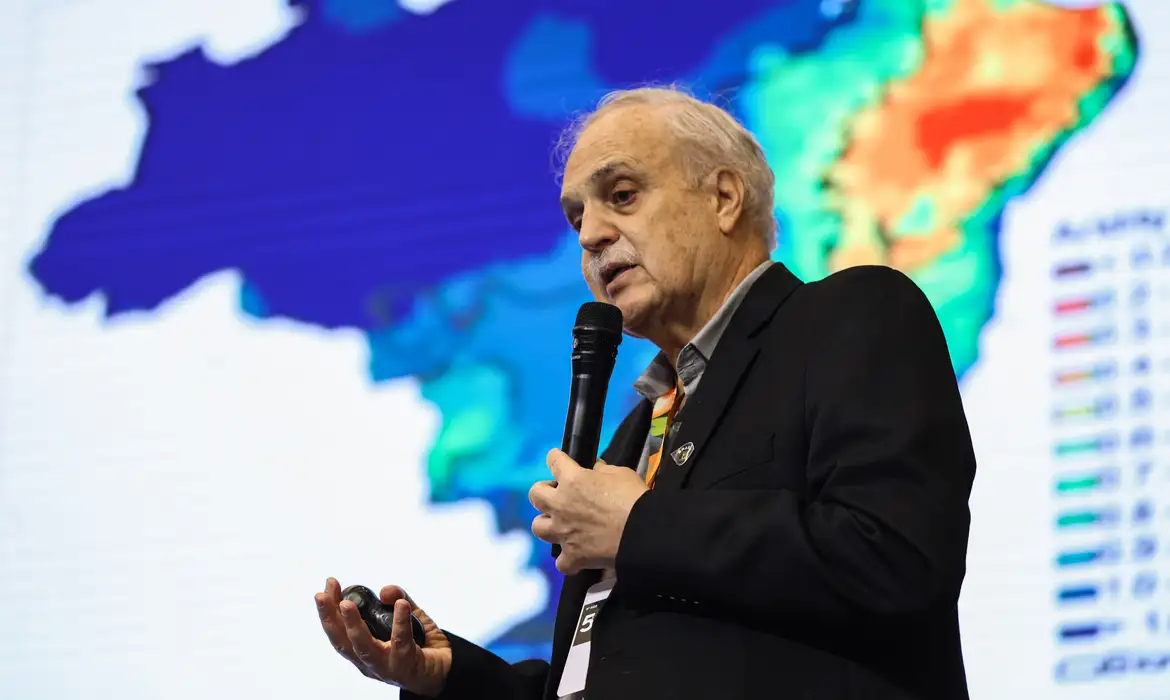 Brasília (DF), 07/05/2025 - O cientista brasileiro do sistema terrestre, Carlos Nobre, participa de palestra magna durante a 5ª Conferência Nacional do Meio Ambiente.
Foto: Marcelo Camargo/Agência Brasil