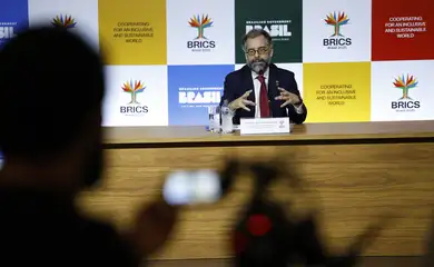 Rio de Janeiro (RJ), 26/04/2025 – O secretário de Assuntos Econômicos e Financeiros do Ministério das Relações Exteriores e Sherpa do Brasil no BRICS, embaixador Mauricio Carvalho Lyrio, fala sobre a Reunião de Chanceleres da Presidência Brasileira do BRICS. Foto: Fernando Frazão/Agência Brasil