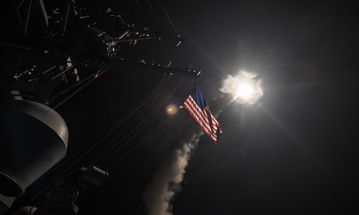 Imagem de Divulgação da Marinha norte-americana mostra o lançamento de um míssil guiado destroyer em ofensiva contra uma base aérea síria