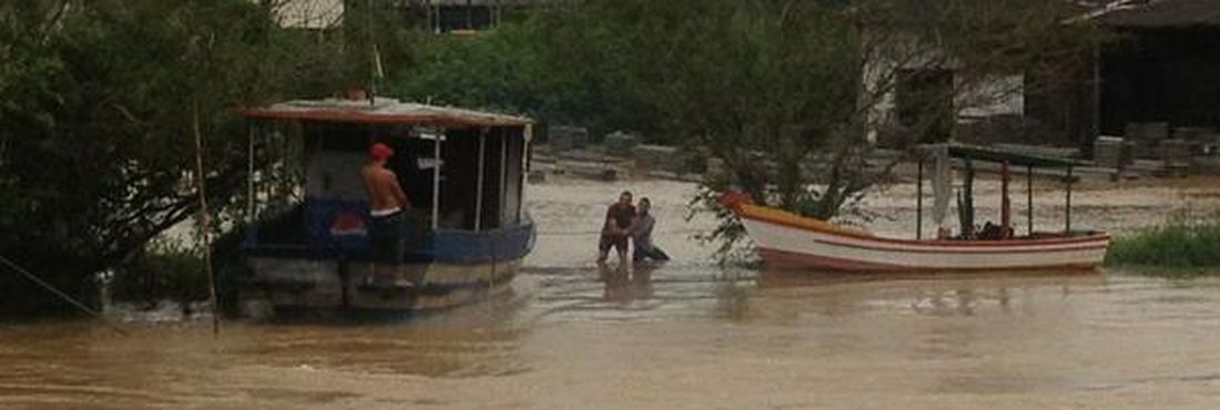 As fortes chuvas deixaram pessoas ilhadas na Cidade de Camboriu