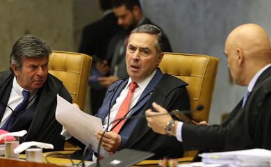 Os ministros Luiz Fux, Luis Roberto Barroso e Alexandre de Moraes, durante sessão do STF que  retoma julgamento sobre o compartilhamento de dados bancários e fiscais.