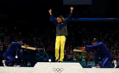 Paris 2024 Olympics - Artistic Gymnastics - Women's Floor Exercise Victory Ceremony - Bercy Arena, Paris, France - August 05, 2024.
Gold medallist Rebeca Andrade of Brazil celebrates on the podium with silver medallist Simone Biles of United States and bronze medallist Jordan Chiles of United States. REUTERS/Hannah Mckay