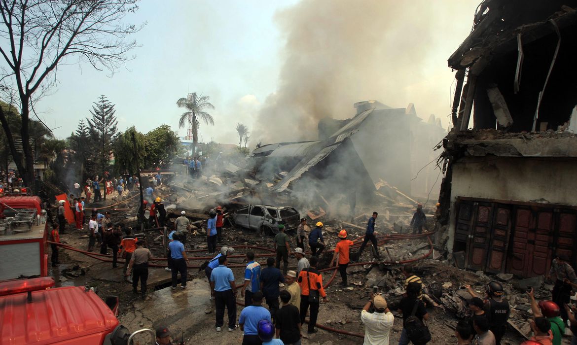 Avião do Exército indonésio cai em área residencial na cidade de Medan, na ilha de Samatra, na Indonésia