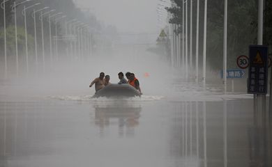 .Pessoas andam de barco por uma estrada inundada após as chuvas e inundações trazidas pelos remanescentes do tufão Doksuri, em Zhuozhou, província de Hebei, China
03/08/2023. REUTERS/Tingshu Wang/Foto de arquivo