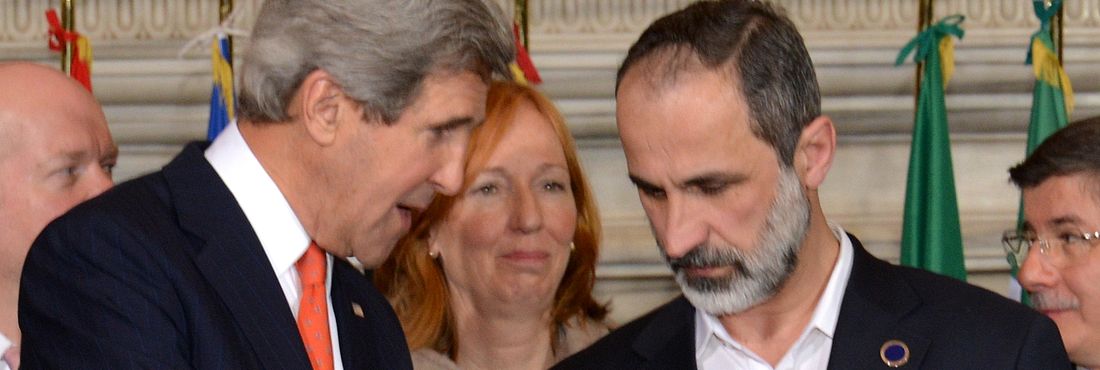 O secretário de Defesa dos Estados Unidos, John Kerry, conversa com o líder da oposição na Síria, Moaz Al Khatib (sem gravata)