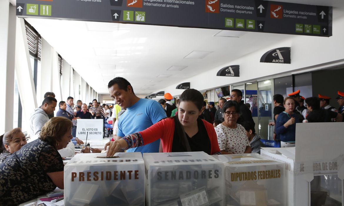 México: eleições presidenciais. Eleitores depositam sua cédula de voto durante a eleição presidencial na Cidade do México.