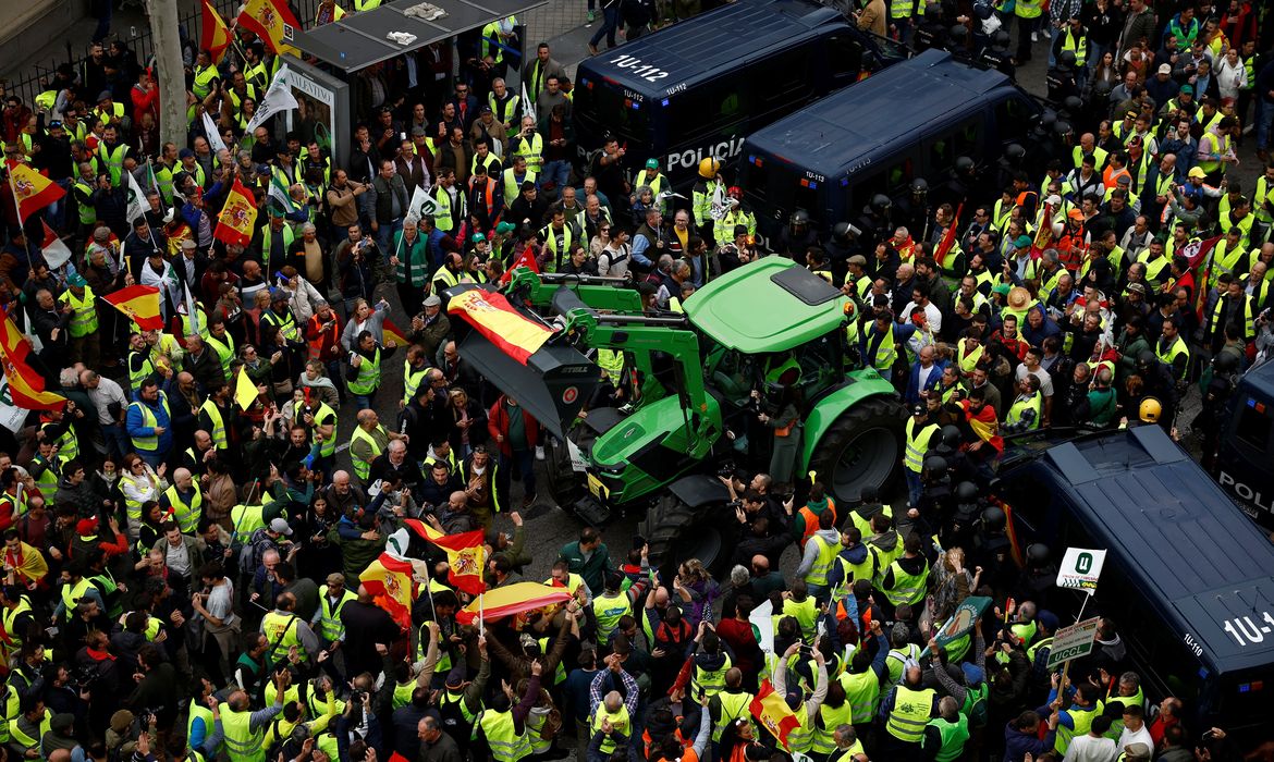 Spanish farmers gather near the Ministry of Agriculture during a protest over price pressures, taxes and green regulation, grievances shared by farmers across Europe, in Madrid, Spain, February 21, 2024. REUTERS/Juan Medina