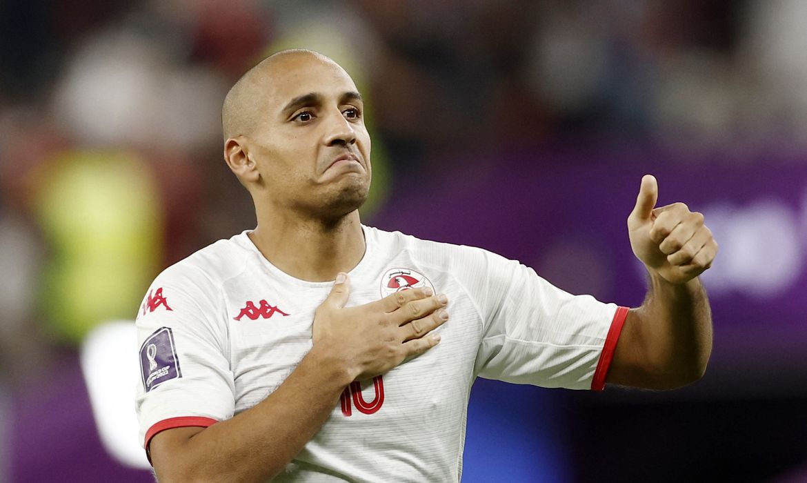 Atacante da Tunísia Wahbi Khazri após vitória sobre a França na Copa do Mundo do Catar