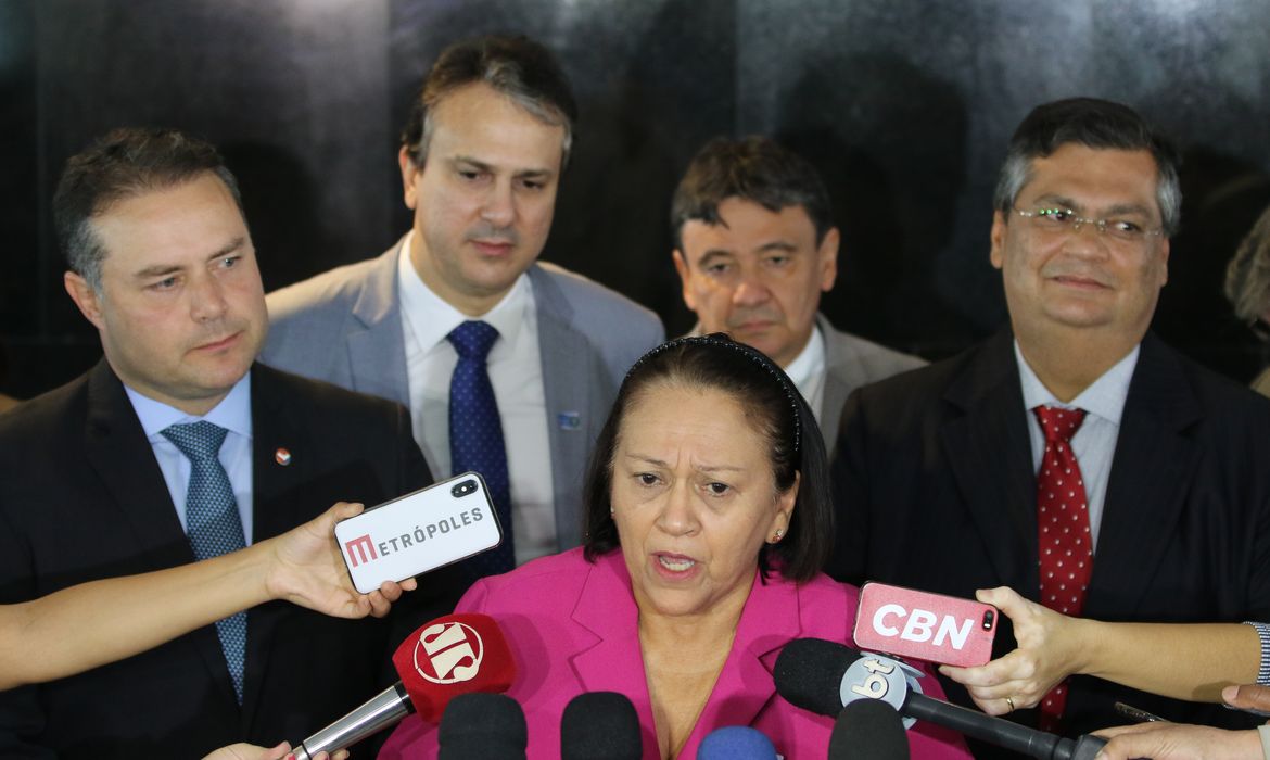 Governadores do Nordeste falam à imprensa após reunião com o presidente Jair Bolsonaro e com o ministro da Economia, Paulo Guedes. Na foto, fala a governadora do Rio Grande do Norte, Fátima Bezerra.
