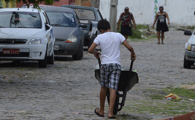 Natal - Aos 12 anos, Natan falta à escola todas as segundas-feiras para trabalhar como carregador em uma feira da cidade (Valter Campanato/Agência Brasil)