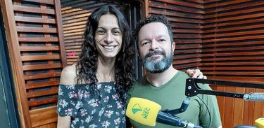Renata Carvalho e Jansem Campos nos estúdios da Rádio MEC