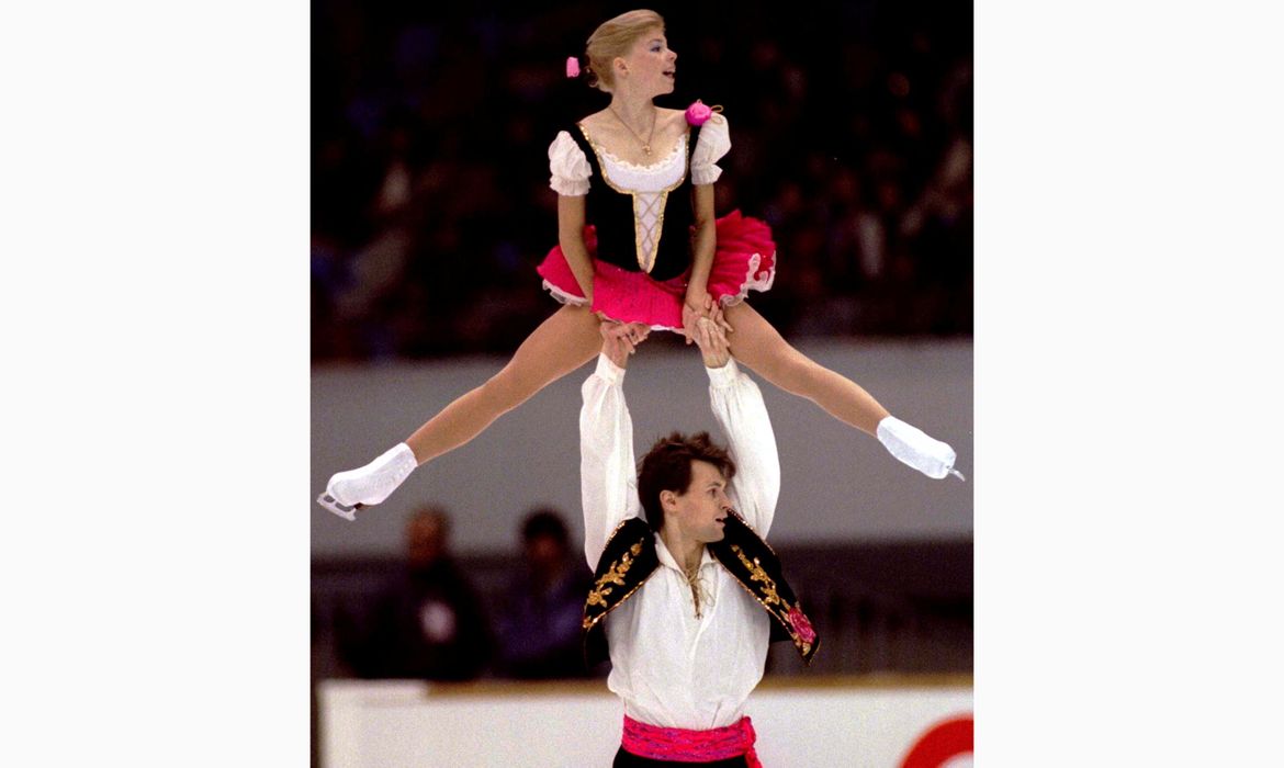 FILE PHOTO: Russia's Vadim Naumov lifts up his partner Evgenia Shishkova during the free skating to win the pairs event of the NHK Trophy figure skating grand prix in Nagoya, central Japan December 9, 1995.  Reuters/Kimimasa Mayama/Proibida reprodução/Arquivo