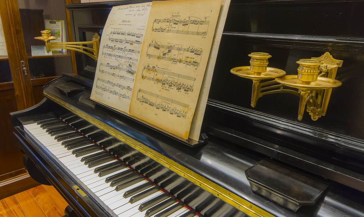  Na infância estudou música, o que o levou a lecionar aulas particulares de piano