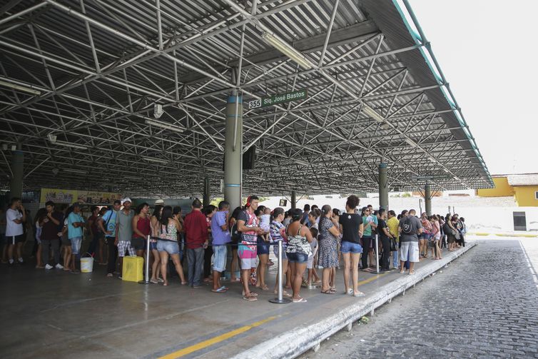 O sistema de transporte público de Fortaleza e da região metropolitana opera abaixo do normal nesta segunda-feira (7), segundo informou o Sindicato das Empresas de Transporte de Passageiros do Estado do Ceará (Sindiônibus).