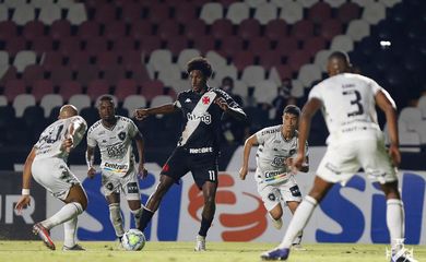 Vasco consegue vitória importante e afunda rival - Talles Magno