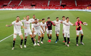 Jogadores do Sevilla festejam após partida contra o Betis na retorno da La Liga