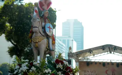 Rio de Janeiro (RJ), 23/04/2024 – Fiéis participam de celebração em homenagem ao Dia de São Jorge no centro do Rio de Janeiro. Foto: Tomaz Silva/Agência Brasil