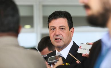 O ministro da Saúde  Luiz Henrique Mandetta, fala à imprensa no planalto