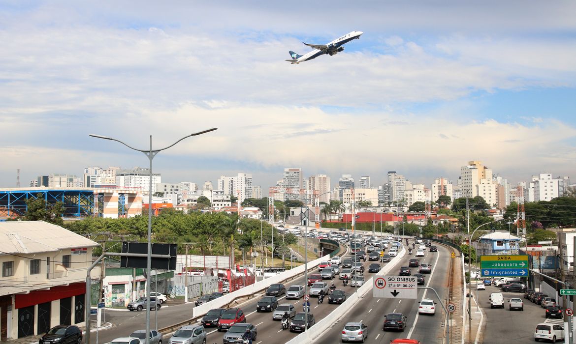 Avião decola do Aeroporto de Congonhas e sobrevoa a Avenida Pedro Bueno.