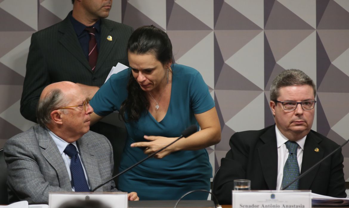 Brasília - Miguel Reale Junior (E) e  Janaína Paschoal, autores do pedido de afastamento da presidenta Dilma, e o relator da comissão, Antonio Anastasia  (Fabio Rodrigues Pozzebom/Agência Brasil)