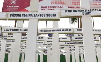 Brumadinho (MG), 23/01/2024 - Homenagem às vítimas da tragédia do rompimento da barragem, no letreiro de Brumadinho, na entrada da cidade. Foto: Tânia Rêgo/Agência Brasil