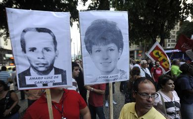 Rio de Janeiro - Passeata de estudantes, movimento sociais, sindicais e partidos de esquerda em repúdio ao golpe militar de 1964 percorre a Avenida Rio Branco para cobrar justiça pelas vítimas da ditadura e punição aos torturadores.