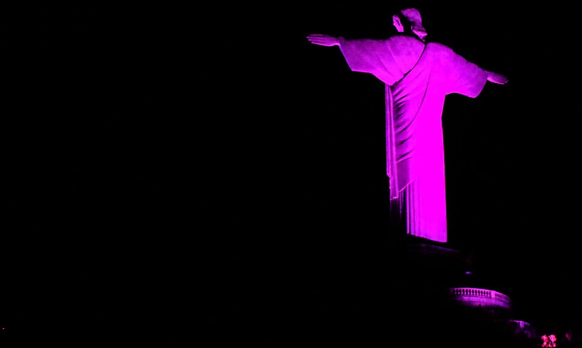 Monumento do Cristo Redentor no Corcovado ganha iluminação roxa pelos oito anos da Lei Maria da Penha (Fernando Frazão/Agência Brasil)