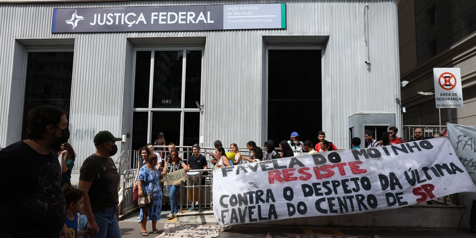 Moradores da Favela do Moinho protestam contra demolições e despejos