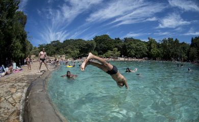 Brasilienses lotam o Parque Nacional, conhecido como Água Mineral, em dia de muito sol e calor (Marcelo Camargo/Agência Brasil)