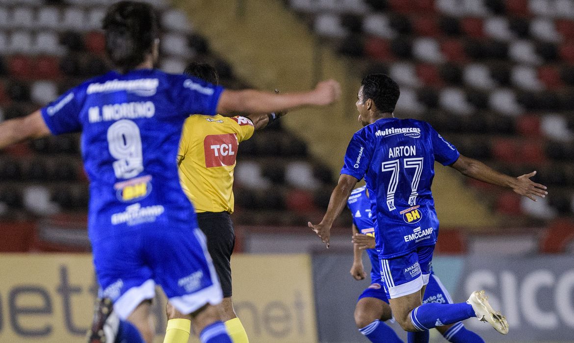 Atacante Airton, de cabeça, marcou o primeiro gol do Cruzeiro
