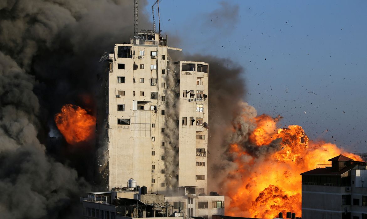 Prédio em chamas em Gaza