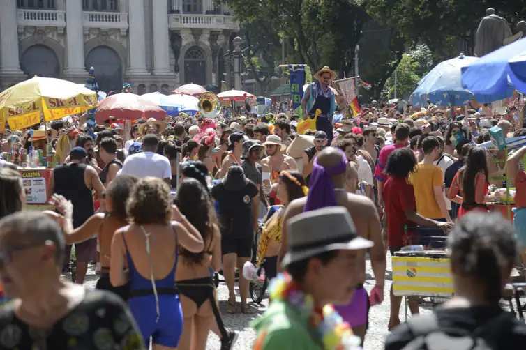 Bloco de carnaval desfila pela Cinelândia, no centro do Rio de Janeiro