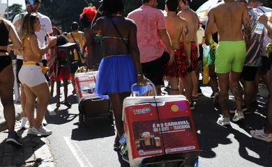 Rio de Janeiro (RJ) 10/02/2024 – Vendedores ambulantes no blocos de carnaval no centro da cidade. Foto: Fernando Frazão/Agência Brasil
