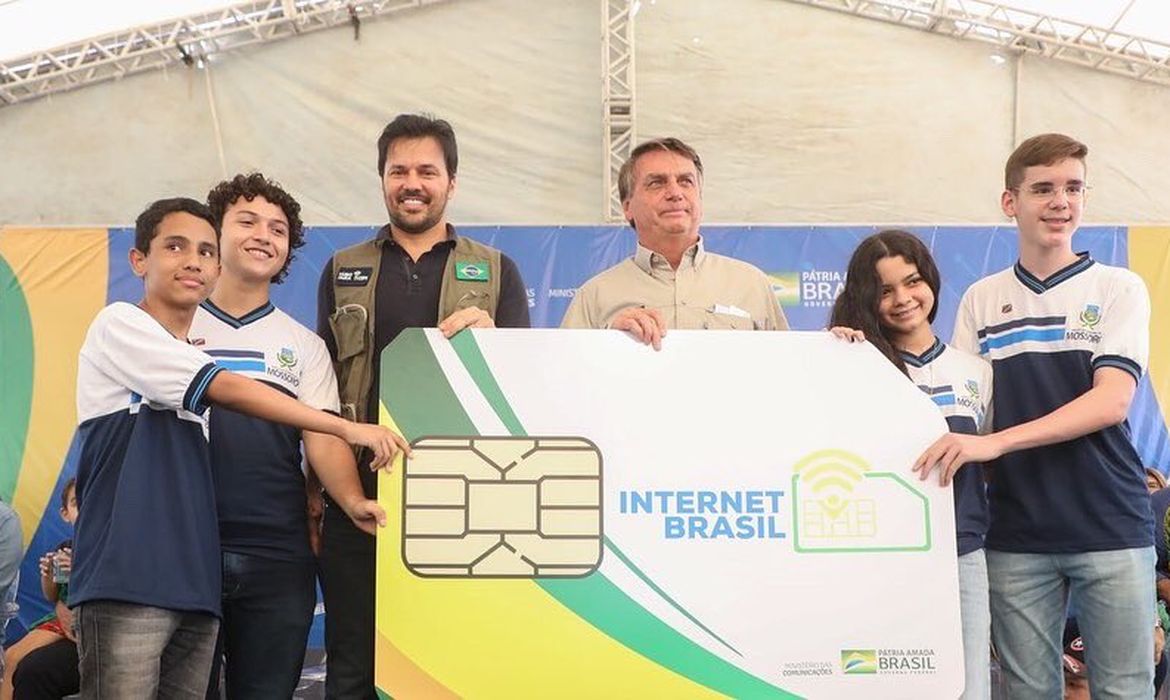 Presidente Jair Bolsonaro participa de cerimônia alusiva ao Programa Internet Brasil e da entrega de títulos fundiários em Natal (RN).