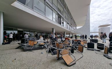 Uma visão geral mostra móveis e janelas danificadas no  Palácio do Planalto, após as manifestações que ocorreram no ultimo domingo na capital federal 
