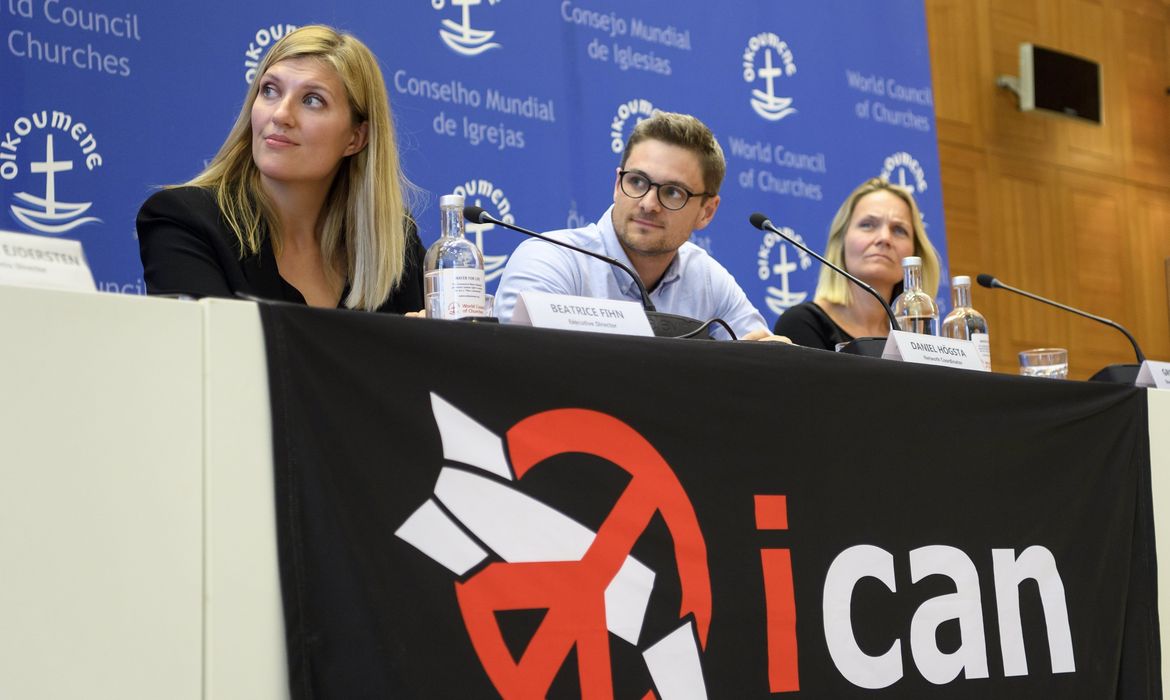 O Comitê de direção da Ican dá uma coletiva de imprensa depois da organização de ter sido premiada como o Prêmio Nobel da Paz 