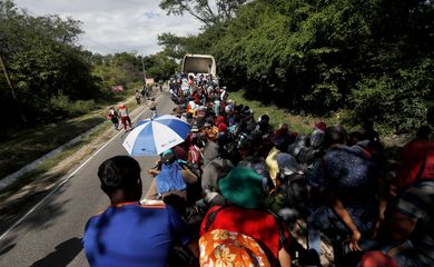 -FOTODELDIA- GU2001. ZACAPA (GUATEMALA), 23/10/2018.- Una nueva caravana de migrantes de hondureños, unos 1.500 de acuerdo con la Procuraduría de Derechos Humanos de Guatemala, atraviesa el territorio guatemalteco hoy, martes 23 de octubre de