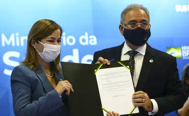 A secretária de gestão do trabalho e da educação na saúde, Mayra Pinheiro,e o ministro da Saúde, Marcelo Queiroga, durante o lançamento do Plano Nacional de Fortalecimento das Residências em Saúde.