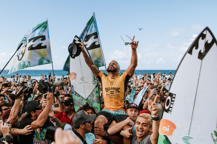 OAHU, UNITED STATES - DECEMBER 19: World Title contender Italo Ferreira of Brazil wins the 2019 Billabong Pipe Masters after winning the final at Pipeline on December 19, 2019 in Oahu, United States. (Photo by Ed Sloane/WSL via Getty Images)