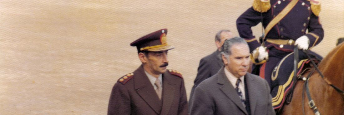 À esquerda, o ex-ditador Jorge Videla