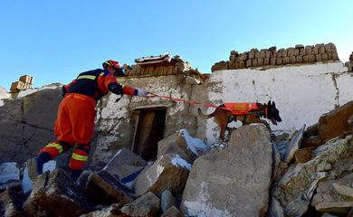 Bombeiro realiza operação de busca e resgate com cão farejador após terremoto no Tibete
08/01/2025  cnsphoto via REUTERS