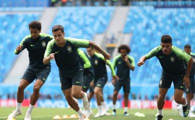 Seleção brasileira faz treino de preparação para enfrentar Costa Rica. Em primeiro plano, o meia Coutinho.