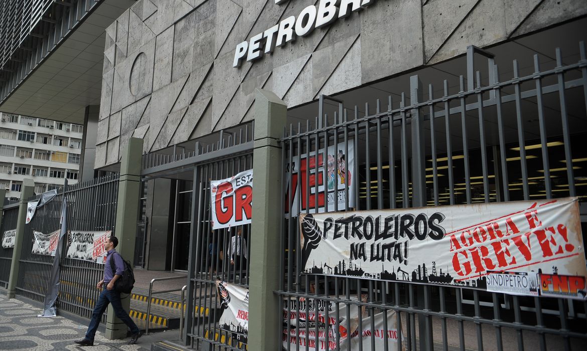 Rio de Janeiro - Faixas de greve colocadas na sede da Petrobras, no centro da cidade, durante paralisação de petroleiros em vários estados reivindicando 10% de reajuste salarial (Fernando Frazão/Agência Brasil)