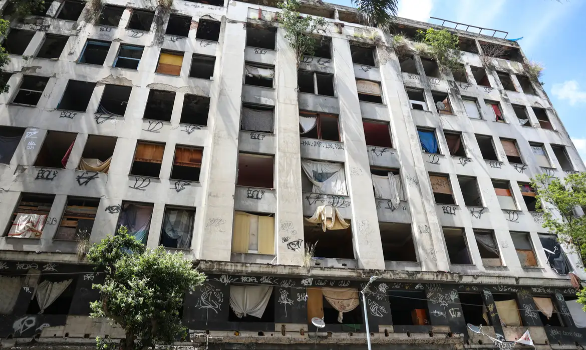 Tomaz Silva/Agência Brasil Rio de Janeiro (RJ), 16/12/2024 - Famílias sem-teto desocupam edifício do INSS, no centro da capital fluminense. Foto: Tomaz Silva/Agência Brasil