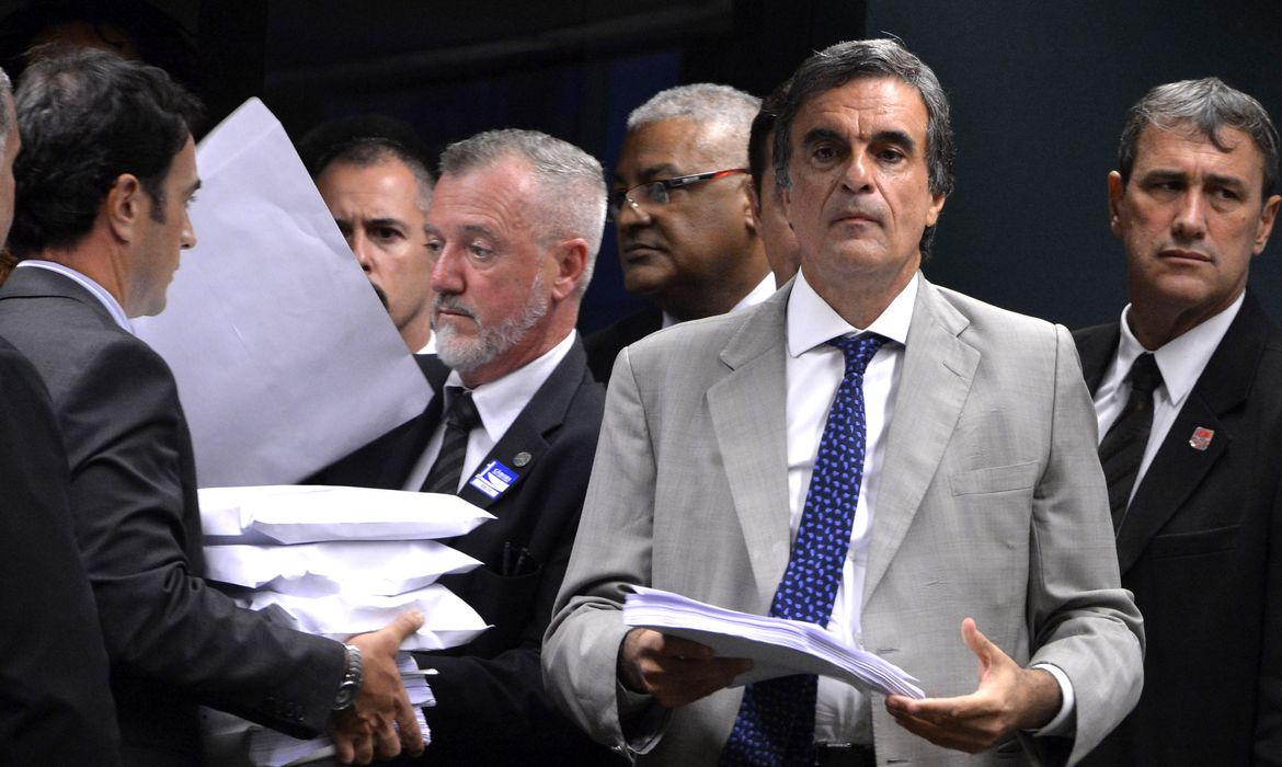 Brasília - O advogado-geral da União, José Eduardo Cardozo faz a sustentação oral em defesa da presidenta Dilma Rousseff para os integrantes da Comissão Especial do Impeachment, na Câmara dos Deputados  (Valter Campanato/Agência Brasil)