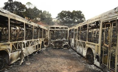 Mauá (SP) - Incêndio deixa mais de 60 ônibus queimados em garagem na cidade de Mauá, grande São Paulo (Rovena Rosa/Agência Brasil)
