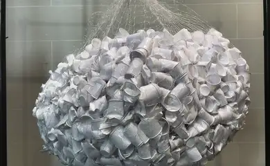 Out To Sea? El proyecto de la basura de plástico, do Museum für Gestaltung Zürich. A exposição, utiliza toneladas de lixo e plástico retirado dos oceanos,visa sensibilizar as pessoas para a preservação ambiental.